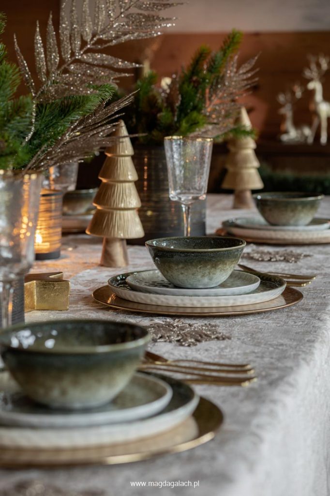 aranżacja świątecznego stołu w drewnianym domu projektantka Magda Gałach