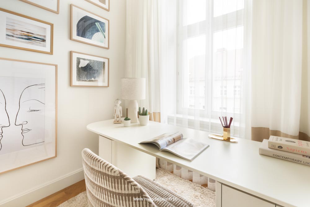 białe biurko z glinianą lampą, krzesło z beżową tapicerką i plakaty firmy Mermer projekt Magda Gałach