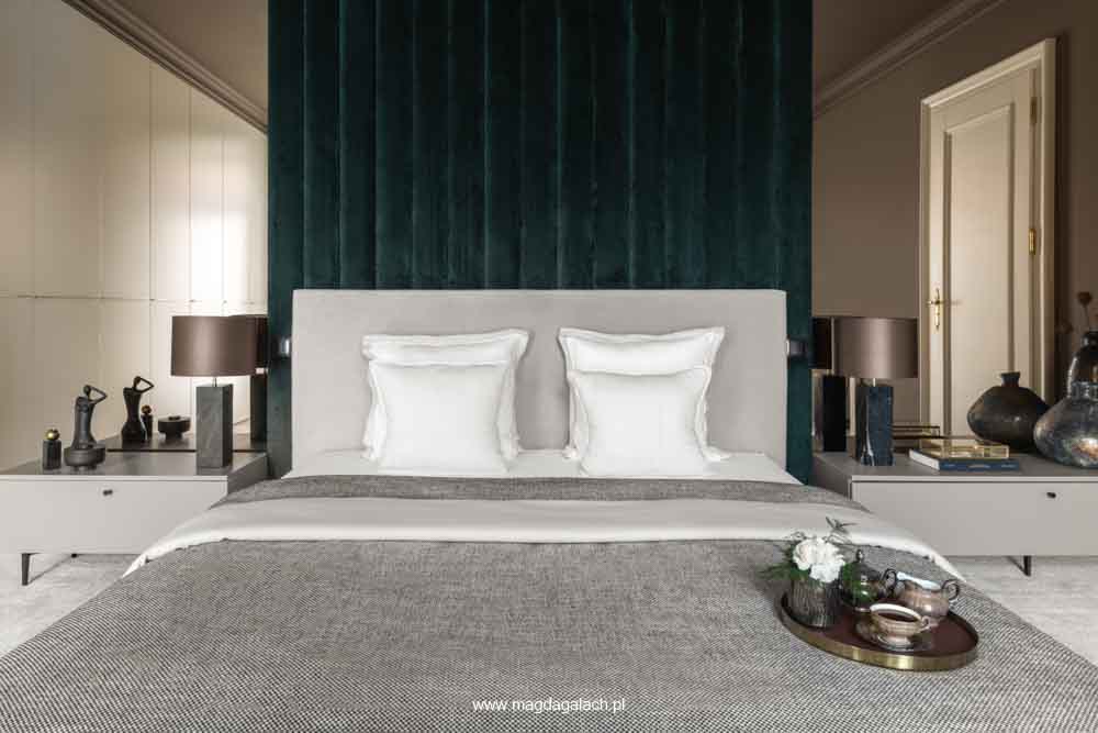 duże łóżko w eleganckiej, ciemnej sypialni z tapicerowanym zagłówkiem do sufitu i lustrami po bokach aranżacja MG Wnętrza