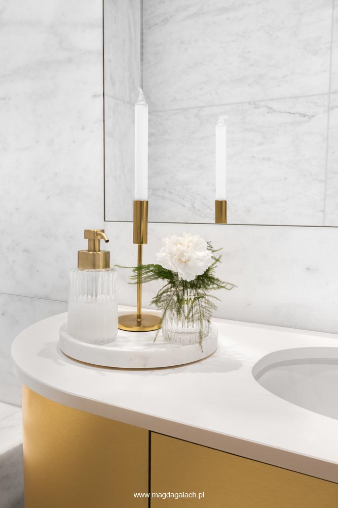 złoty świecznik, złoty dozownik do mydła na marmurowej tacy postawiony w marmurowym blacie w łazience aranżacja Magda Gałach