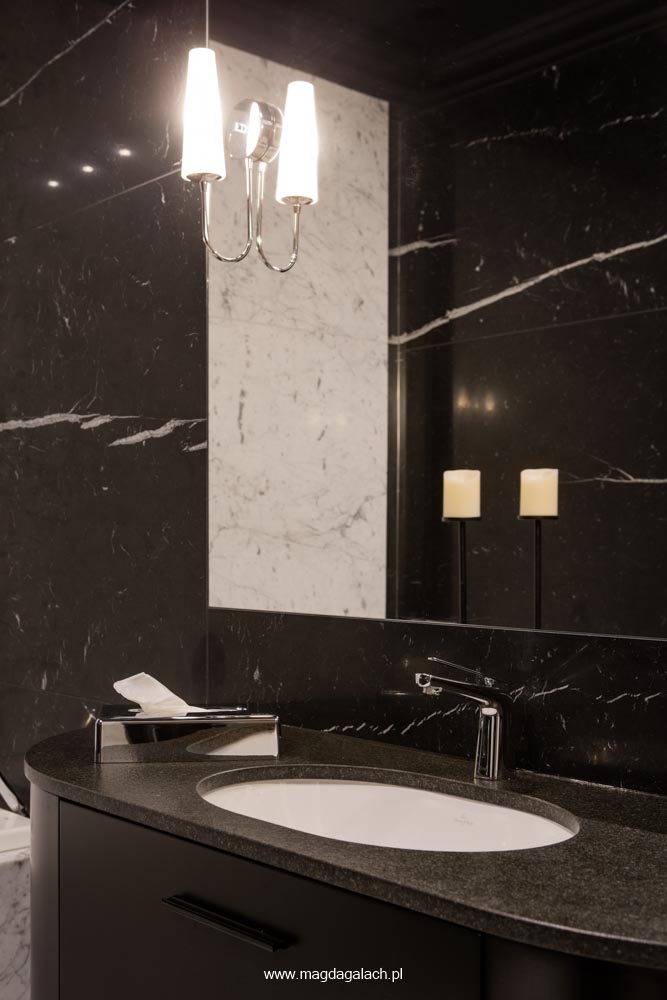 luksusowa ciemna marmurowa łazienka z półokrągłą szafką, kamiennym blatem i umywalką podwieszaną Magdalena Gałach