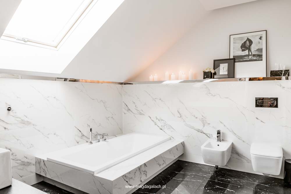 łazienka pod skosem, z białego marmuru, zabudowana wanna wpuszczona w podłogę projekt Magda Gałach