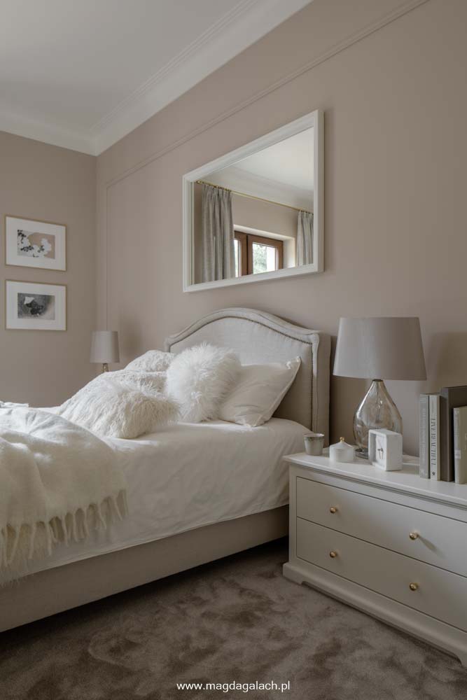 elegancka biało beżowa sypialnia w klasycznym stylu projektant Magda Gałach
