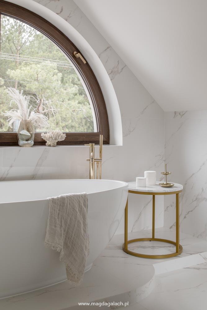 biała łazienka na poddaszu z wolnostojącą wanną i złotą baterią projektant wnętrza Magda Gałach