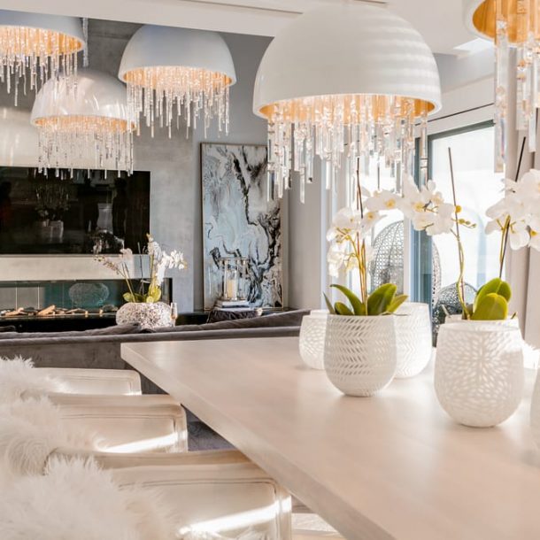 luksusowa rezydencja w stylu glamour z kryształowymi lampami Magda Gałach
